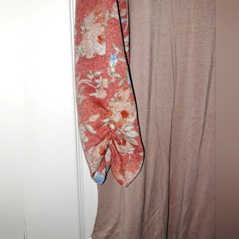 Women's Plus Size Top - Picture 2 of 3
